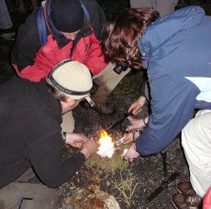 Feuermachen mit Magnesiumstein beim Teambuilding
