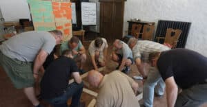 Szene Teamtraining - Team löst eine Aufgabe