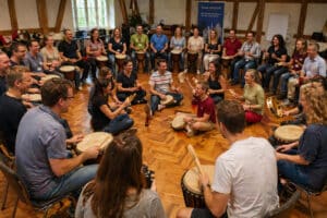 Gruppe im Seminarraum beim Drum Event Team-Groove