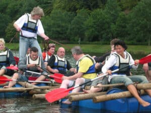 Flossbau Proventure zwei Teams verbinden ihre Flösse